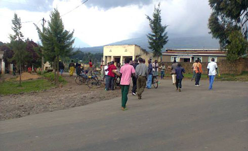 Aho abo bantu bahagaze niho hatangirira umuhanda uva muri santere ya Gahunga ujya mu Kinigi. Abarashi bifuza ko hajya ikimenyetso kigaragaza ko ariho Rukara avuka.