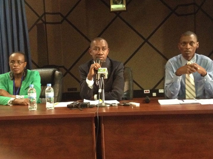 Aimable Kayigi (iburyo), komiseri ushinzwe imisoro y