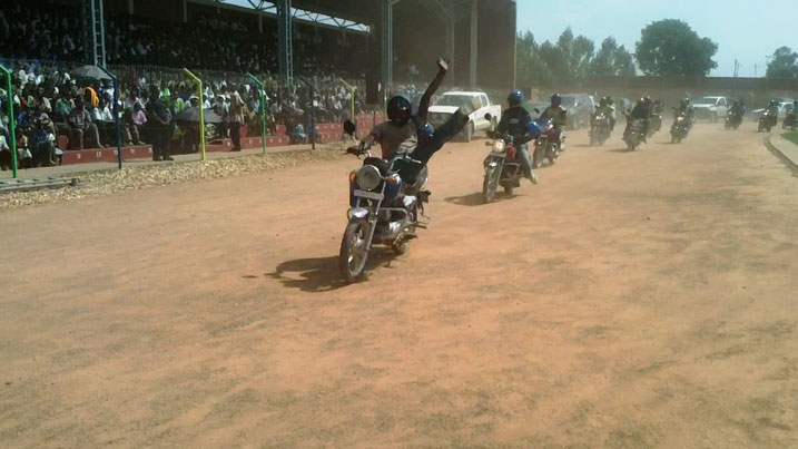 Akarasisi k'abamotari b'i Muhanga karanzwe n'ibyishimo biyereka kuri za moto zabo.
