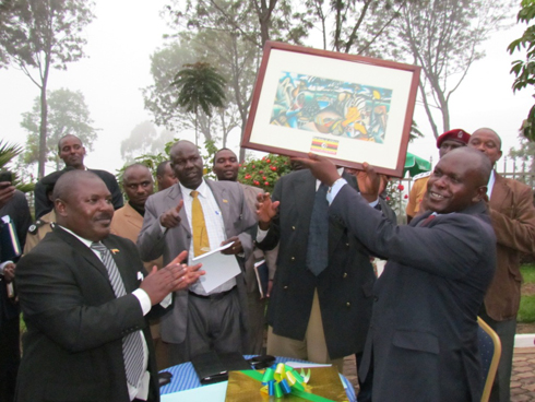 Akarere ka Kabare gatanga impano ku karere ka Gicumbi. (Foto: E.Musanabera)