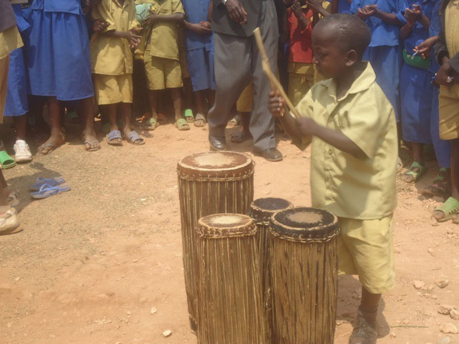 Akimana Elyse yizihirwa no kuvuza ingoma kandi ngo yumva azabigira umwuga.