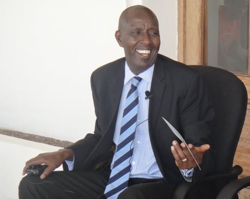 Alphonse Umuliisa umuyobozi w'ingoro z'umurage w'u Rwanda atanga ikiganiro.