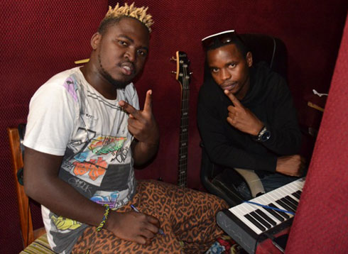 Ama G muri studio i Musanze, ari gukora indirimbo yanyuma kuri album ye na Producer uri kubimufasha mo.