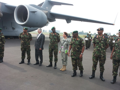 Uhereye ibumoso: Ambasaderi wa America mu Rwanda, Umugaba mukuru w'ingabo z'u Rwanda n'abandi bayobozi bategereje ko ingabo z'u Rwanda zihaguruka zerekeza muri Centrafrique.
