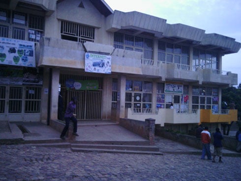 Amaduka nayo hari ayiriwe akinze.