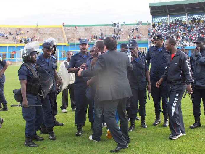 Amahane yari menshi cyane nyuma y'umukino, Rayon Sport itishimira imisifurire bituma Polisi itabara.