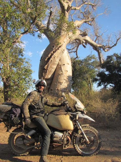 Umufaransa Luc COTERELLE amaze kuzenguruka ibihugu birenga 29 na moto mu gihe cy imyaka ibiri.