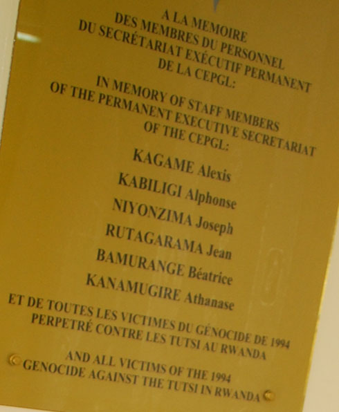 Amazina y'abakozi ba CEPGL bishwe muri Jenoside yanditse mu nzu ikorerwamo na CEPGL.