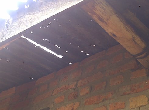 Imvura yaguye ikaze ku buryo hamwe amabati yacitse.