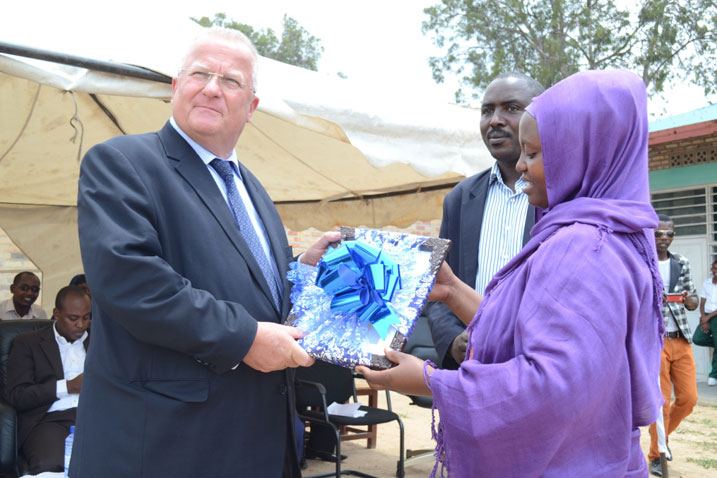 Ambasaderi Peter Fahrenholtz yishimiwe ahabwa impano.
