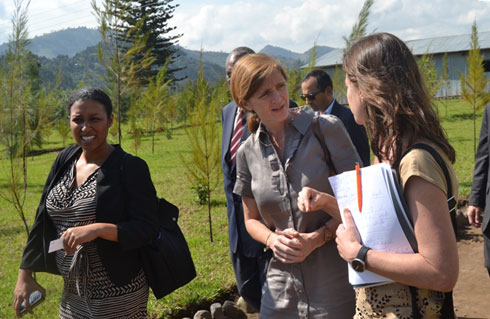 Ambasaderi Samantha Power (hagati) aganira n