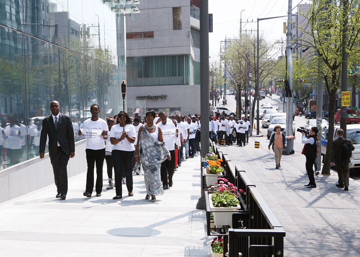 Ambasaderi Kayihura uhagarariye u Rwanda muri Koreya y'Epfo na Madamu nabo bakoze urugendo rwo Kwibuka.