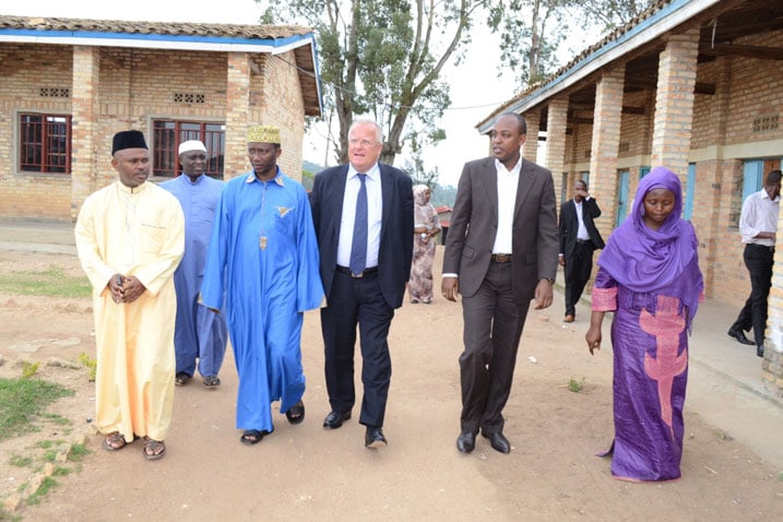 Ambasaderi w'Ubudage mu Rwanda mu ruzinduko yagiriye mu ishuri Kavumu Musulman.