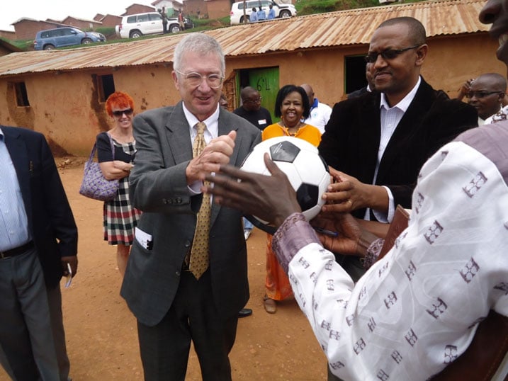 Ambasaderi wa Amerika, Donald Koran, yahaye abanyeshuri impano y'imipira yo gukina.