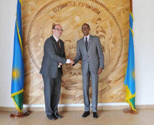 Perezida Kagame yakiriye mu biro bye ambasaderi Llewellyn w