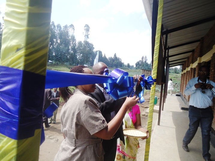 Ambassaderi Karitanyi Yamina ataha ku mugaragaro ishuri rya Basumba ryubatswe ku nkunga ya RDB mu karere ka Nyabihu.