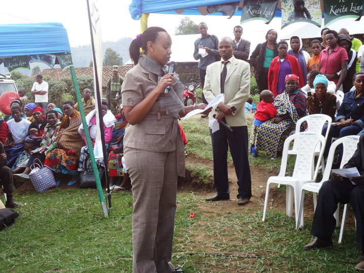 Ambassaderi Karitanyi yasobanuriye abaturage ko RDB izakomeza kubitaho.