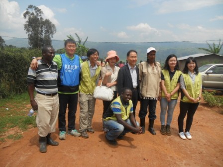 Ambasaderi Hwang n'abakorerabushake b'umuryango Good Neighbors bakorera mu kagari ka Kagina.