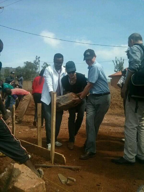 Ba Ambasaderi bahagarariye Somaliya, Ubuholandi n'Ububiligi mu Rwanda bifatanyije n'abandi mu gukora umuganda Nyarwanda.
