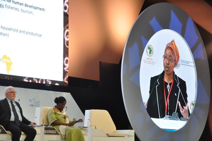 Angela Lusigi uhagarariye ishami ry'umuryango w'abibumbye ryita ku iterambere (UNDP) ageza ijambo ku bitabiriye inama ivuga ku bukungu bw'Afurika (African Economy Outlook).