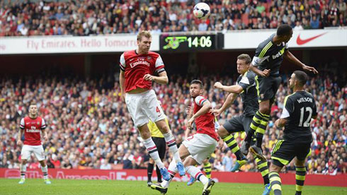 Arsenal iyoboye urutonde nyuma yo gutsinda Stoke city 3-1.