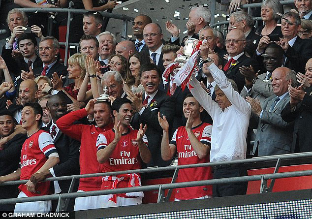 Arsene Wenger n'abakinnyi be bishimira igikombe iyo kipe iheruka muri 2005.