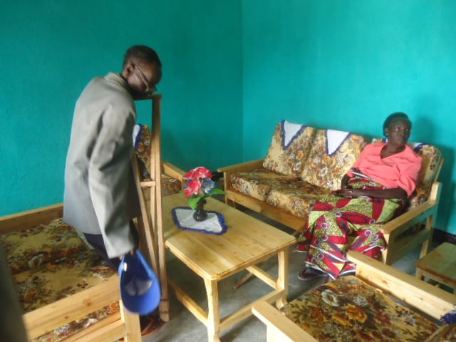 Imbere mu nzu VTC Mpanda yubakiye umusaza Nashamaje Antoine utuye mu karere ka Ruhango.