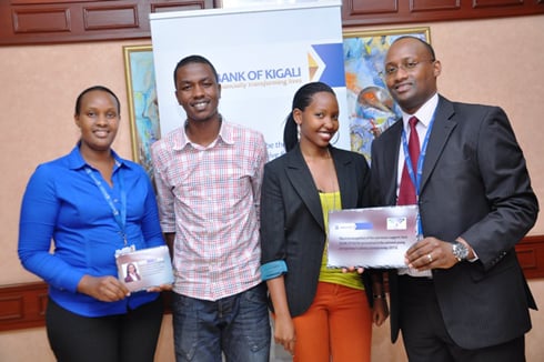 Abayobozi ba Rwanda Inspiration Back Up (hagati) bashyikiriza ishimwe abayobozi muri BK.