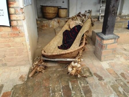 Bagenzi be bifashishije ingobyi ya Kinyarwanda babasha kumugeza kwa muganga ariko aranga arabacika.