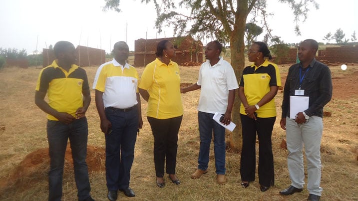 Abakozi ba MTN bageze kuri site ya Marongero ahazubakwa amazu 19 azatuzwamo Abanyarwanda birukanwe muri Tanzaniya.