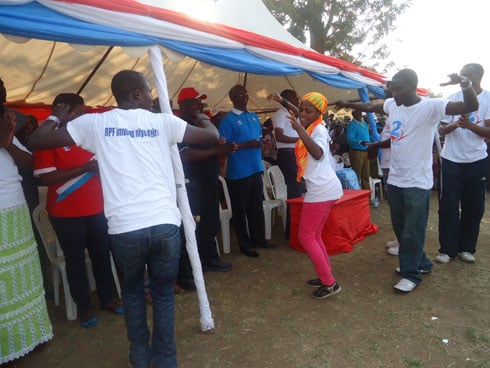 Bageze ubwo batega amaboko babyina mu buryo bwa Kinyarwanda.