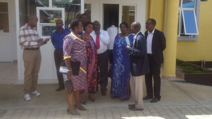 Abadepite basuye Laboratoire nshya basobanurirwa byinshi ku bitaro bya Nyagatare.