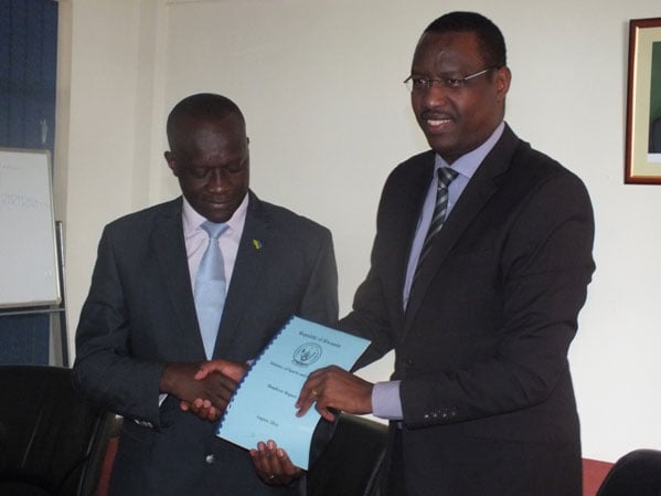 Minisitiri Habineza Joseph yakira igitabo gikubiyemo inshingano z
