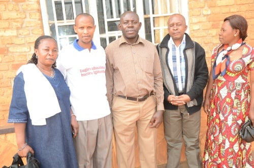 Bahoza ari kumwe n'umuryango we hamwe n'abashinzwe ubuzima mu karere.