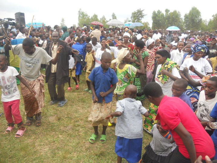 Abatuye umudugudu wa Kiyanzi baje kwizihiza umunsi wo kwibuka intwari ihavuka ari benshi.