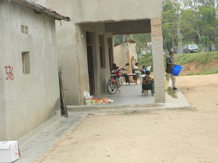 Bakaga amafaranga ibihumbi bibiri abafite inzu aho umuhanda uzagurirwa ngo bazihe agaciro.