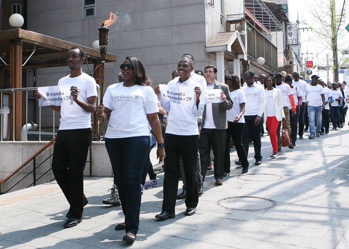 Bakoze urugendo rwo kwibuka bitwaje Urumuri rutazima!