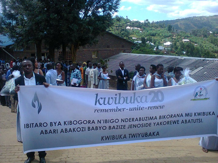 Bakoze urugendo rwo kwibuka abiciwe mu bitaro bya Kibogora mu gihe cya Jenoside.