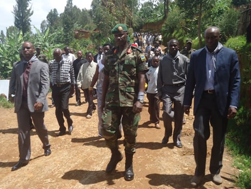 Bakoze urugendo mu mutuzo ruva ku rwibutso rwa Kibogora rwerekeza ku mashuri abanza ya Kibogora.
