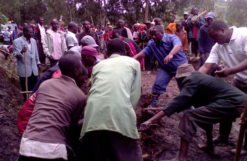 Bakura mu muhanda igishyitsi cyari cyaraguye mo kubera inkangu.