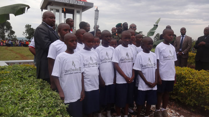 Abana baririmba indirimbo y'urumuri rutazima nyuma yo kurushyira ahabugenewe.