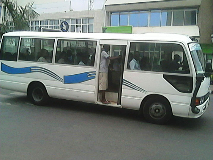 Bamwe mu ba komvayeri bahagarara mu muryango w