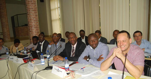 Bamwe bakozi bashinzwe ibikorwa byo gukora ibihanda ihuza ibihugu bigize CEPGL.
