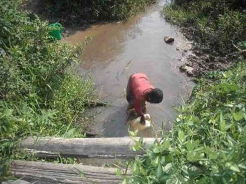 Bamwe bashoka ibiyaga n'ibishanga bajya gushaka amazi.