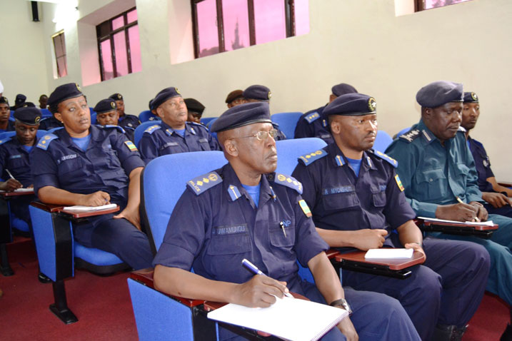 Bamwe mu ba-ofisiye bakuru ba polisi barimo kumva impanuro za IGP Gasana Emmanuel.