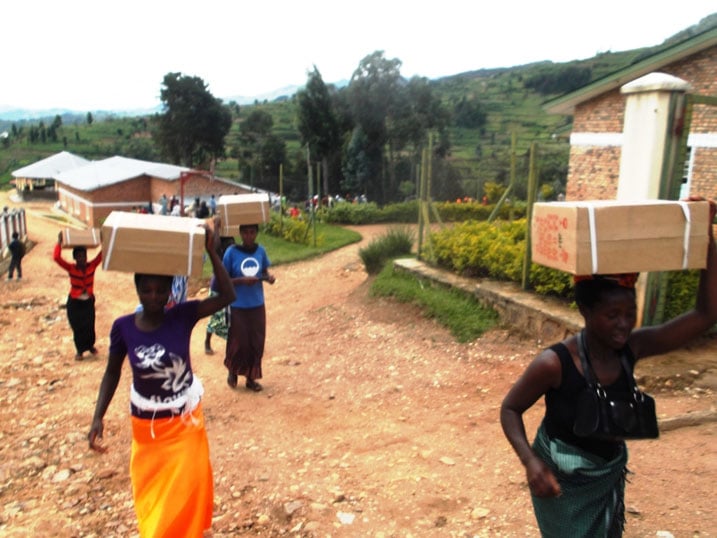 Bamwe mu bakobwa bahawe ibyo bikoresho byiganjemo imashini zidoda ngo bizabarinda kwiyandarika no gusabiriza.