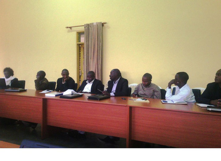 Abakozi b'akarere nabo basabwe kutanyuranya n'amategeko abagenga kugira ngo ibihano bitazabagera ho.