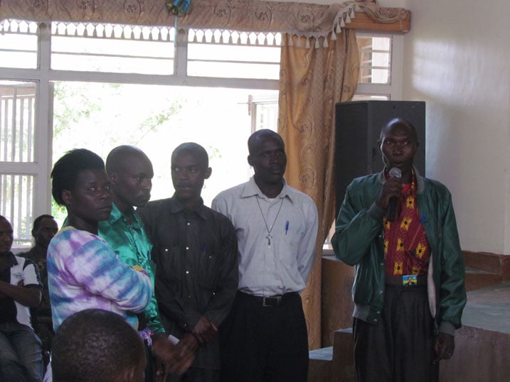 Bamwe mu bakuru b'imidugudu barimo gusezeranya Minisitiri w'ubutegetsi bw'igihugu ko batiteguye gufatanya n'uwari we wese ushaka guhungabanya umutekano.