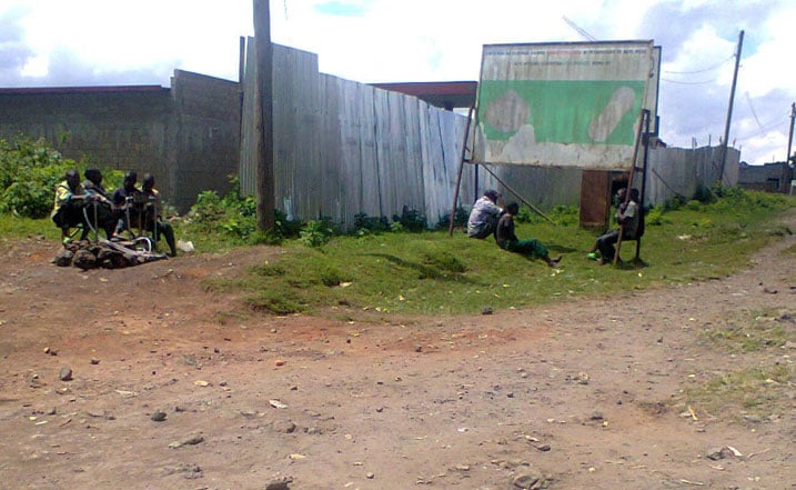 Bamwe mu bana baba bicaye bategereje ubaha ikiraka cyo kwambutsa forode ku mupaka wa Cyanika.