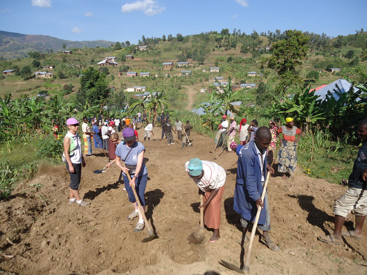 Bamwe mu Banyakanada bo mu muryango Inspire Africa bakoranye umuganda n'abaturage ba Karongi.